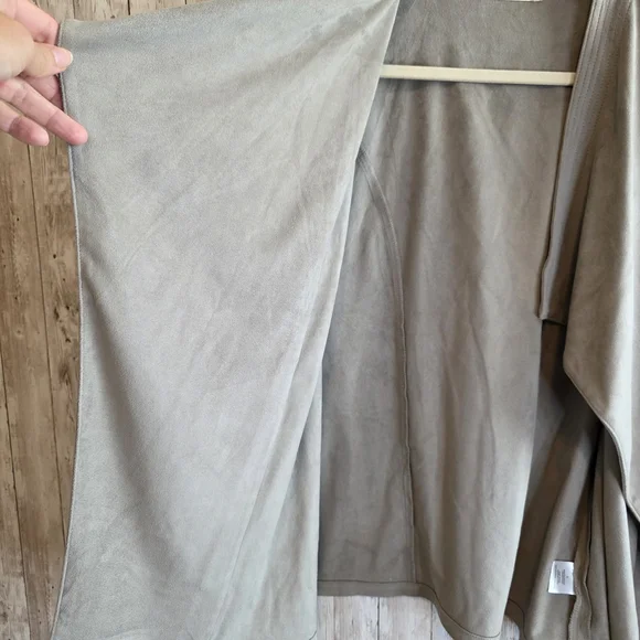 Altar'd State Gray Sleeveless Vest - Picture 5 of 8